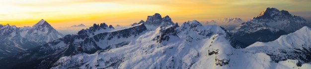 Схід сонця в італійських Альпах у зимовий період під час dayitme — стокове фото