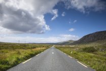 Irlande, comté de Galway, route de campagne à travers landes pendant la journée — Photo de stock