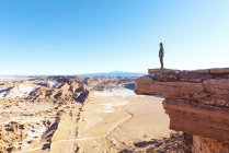 Чилі, пустелі Атакама, жінка, стоячи на скелі, дивлячись на вид — стокове фото
