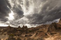 Turchia, Anatolia, Cappadocia, Valle delle Rose, paesaggio roccioso e nuvole arrabbiate — Foto stock