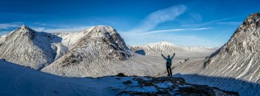 Regno Unito, Scozia, Glencoe, Glen Etive, donna che fa il tifo sulle montagne innevate — Foto stock
