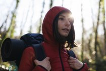 Escursionista donna passeggiare nella natura — Foto stock