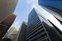 Хмарочоси в центрі Мангеттена рано вранці, Нью-Йорк, США — стокове фото
