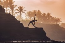 Indonesia, Bali, donna che pratica yoga sulla costa al crepuscolo — Foto stock
