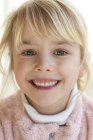 Sorrindo menina loira — Fotografia de Stock