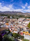 España, Andalucía, Granada, Sierra Nevada, Costa del Sol, Salobreña paisaje urbano con montañas en el fondo - foto de stock