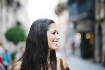 Jovem sorridente na cidade — Fotografia de Stock