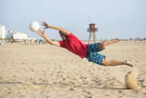 Іспанія, Кадіс, El Puerto de Santa Maria, людина грали у футбол на пляжі — стокове фото