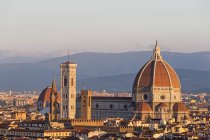 Italia, Toscana, Florencia, Campanile di Giotto y Catedral de Florencia - foto de stock