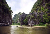 Вьетнам, Там Кок, Ниньбинь, река с лодкой — стоковое фото