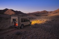 Африка, Намибия, пустыня Намиб, автомобиль в заповеднике Кулала — стоковое фото