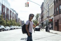 Usa, new york city, mann läuft mitten auf der straße in williamsburg — Stockfoto
