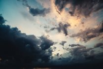 Вид на Thunderclouds в небо на вечір — стокове фото