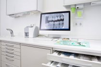 Ящик з Зуботехнічні інструменти і рентгенівських знімки зубів — стокове фото