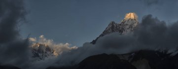 Nepal, Himalaya, Khumbu, Everest Region, Ama Dablam, rocce sotto le nuvole — Foto stock