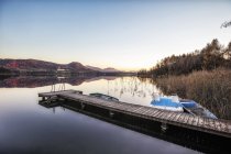 Jetty увечері біля озера Laengsee, Каринтія, Австрія — стокове фото