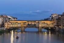 Italien, Toskana, Florenz, Blick auf den Fluss Arno und Ponte Vecchio am Abend — Stockfoto