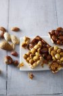 Домашнє крихке з сирого горіхи і мигдаль — стокове фото