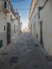 Spagna, Maiorca, Palma, vicolo nel centro storico con vista sul porto turistico — Foto stock
