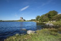 Irland, County Galway, Kinvara, Dunguaire Castle over water — Stock Photo