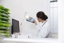 Стоматолог слідчим рентгенівських знімки — стокове фото