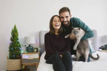 Porträt eines Paares und seiner Katze zu Hause — Stockfoto