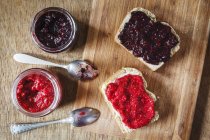 Homemade raspberry and blackberry jam with chia seeds on slices of bread — Stock Photo