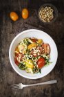 Спіральний кекс, овочева локшина, помідори в мисці — стокове фото