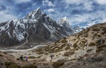Népal, Himalaya, Khumbu, Everest Region, Taboche, Alpinistes traversant les montagnes — Photo de stock
