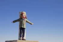 Spagna, Consuegra, bimba felice in cima con le braccia tese — Foto stock