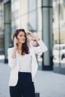 Businesswoman outdoors on cell phone — Stock Photo