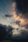Перегляд Thunderclouds на вечірнє небо — стокове фото