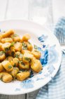 Piatto di gnocchi di zucca fatti in casa con salvia — Foto stock
