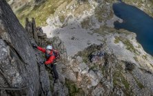 UK, Wales, Cadair Idris, Cyfrwy Arete, arrampicata su roccia femminile — Foto stock