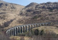 Великобританія, Шотландії, шотландського високогір'я, Glenfinnan Віадук проти рок — стокове фото