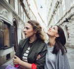 Austria, Vienna, two young women exploring the old town — Stock Photo