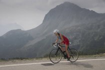 Schweiz, Engadin, Radler auf dem Berninapass — Stockfoto