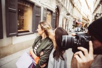 Austria, Vienna, tre turisti alla scoperta del centro storico, uomo con macchina fotografica — Foto stock