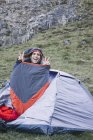 Espagne, Picos de Europa, homme heureux dans un sac de couchage — Photo de stock