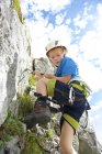 Маленький хлопчик скелелазіння скелі — стокове фото