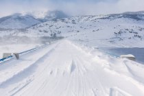 Bulgaria, montagne di Rila, diga di Belmeken, ponte nevoso durante freddo inverno ventoso — Foto stock