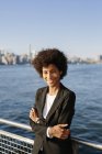 USA, New York City, portrait of smiling businesswoman outdoors — стокове фото