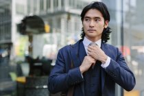 USA, New York, elegante uomo d'affari a Manhattan — Foto stock
