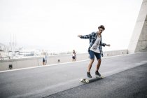 Hombre equilibrio en longboard - foto de stock