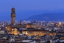 Italia, Toscana, Florencia, Paisaje urbano, Vista de Cattedrale di Santa Maria del Fiore por la noche - foto de stock