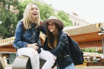Espanha, Barcelona, duas jovens mulheres felizes na cidade — Fotografia de Stock