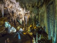 Espanha, Andaluzia, Nerja, Cuevas de Nerja, estalactites dentro da caverna — Fotografia de Stock