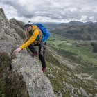 Regno Unito, Lake District, Great Langdale, donna che si arrampica su Pike of Stickle — Foto stock