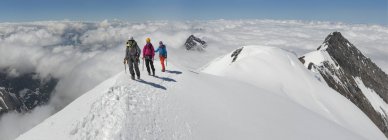 Switzerland, Western Bernese Alps, mountaineers in Balmhorn region — Stock Photo