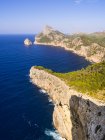 España, Mallorca, cerca de Cap Formentor, costa rocosa durante el día - foto de stock